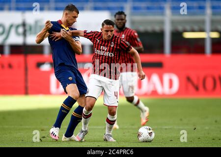 Milan, Italie. 28 juin 2020. Ismael Bennacer (R) de l'AC Milan est défié par Edin Dzeko de AS Roma pendant la série UN match de football entre l'AC Milan et AS Roma. Crédit : SIPA USA/Alay Live News Banque D'Images