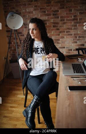 Un jeune entrepreneur boit du café au bureau Banque D'Images