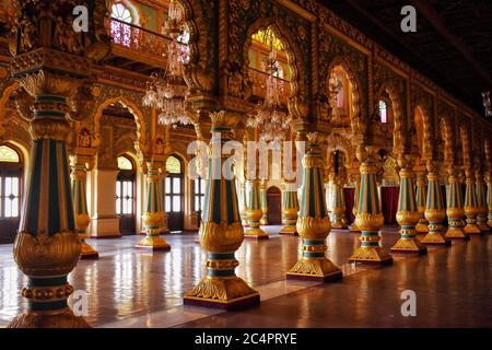 Une belle vue de palais conçu des colonnes dans le palais de Mysore , des colonnes de couleur dorée avec des bandes bleues verdâtres entre les deux Banque D'Images