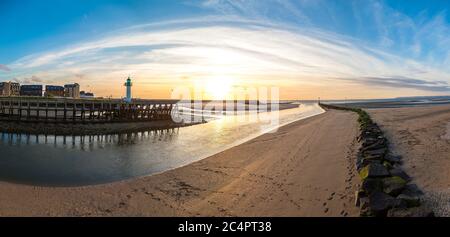 Panorama de l'embarcadère et du phare en bois à Trouville et Deauville dans une belle soirée d'été, en France Banque D'Images