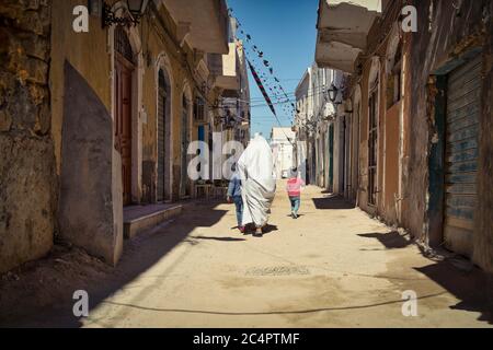 Les rues de la capitale libyenne, Tripoli, où la pauvreté a atteint le taux le plus élevé depuis la révolution de 2011 Banque D'Images