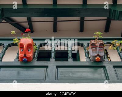 Pots décoratifs en plastique faits de bouteilles en plastique dans un balcon colonial d'une maison à la ville coloniale de Villa de Leyva, dans les montagnes andines de Banque D'Images