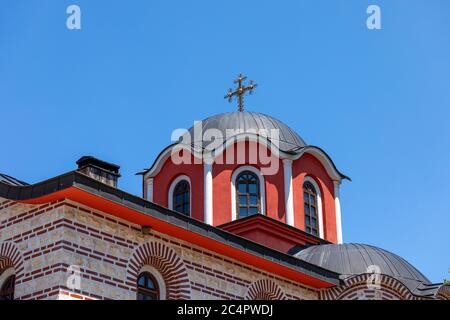 Dôme avec une croix orthodoxe vers le complexe du monastère St. Kozma et Damyan "il est situé au sud-ouest de la ville de Sofia au pied du sommet de Tumba Banque D'Images