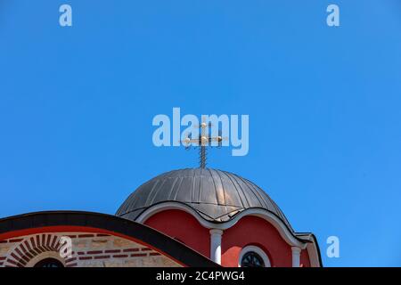 Dôme avec une croix orthodoxe vers le complexe du monastère St. Kozma et Damyan "il est situé au sud-ouest de la ville de Sofia au pied du sommet de Tumba Banque D'Images