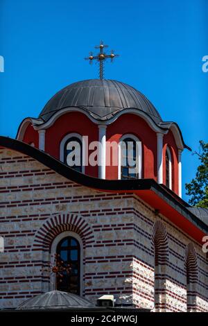 Dôme avec une croix orthodoxe vers le complexe du monastère St. Kozma et Damyan "il est situé au sud-ouest de la ville de Sofia au pied du sommet de Tumba Banque D'Images