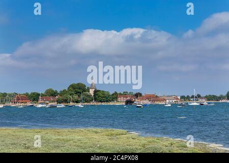 La marée haute Bosham dans le West Sussex traverse Chichester habour le jour de l'été. Plan éloigné du village avec une grande étendue d'eau en face. Banque D'Images