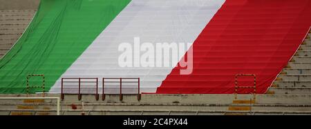 Immense drapeau national italien avec il Tricolore blanc rouge vert sur les stands vides pendant un match sans public en raison du coronavirus Banque D'Images