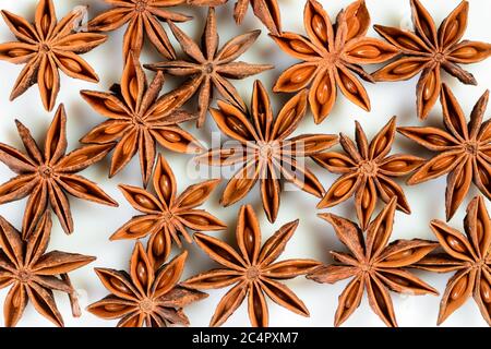 Fond et texture de fruits anis étoilé. Macro gros plan sur fond blanc, vue de dessus de l'épice de badiane chinois ou du verum d'Illicium. Banque D'Images