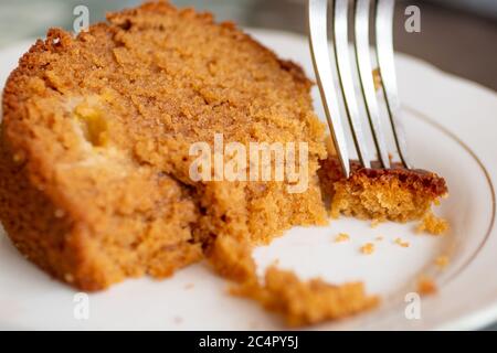 Dessert au lait cuit dans l'assiette avec une fourchette Banque D'Images