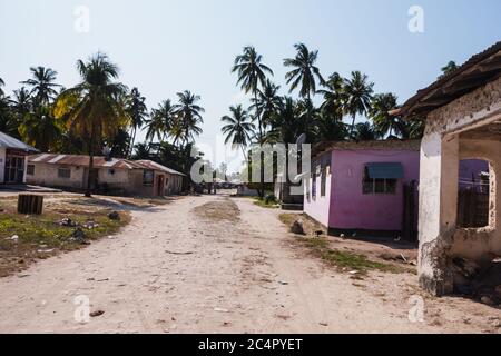 Un chemin et des maisons locales dans la ville de Jambiani à Zanzibar, Tanzanie Banque D'Images