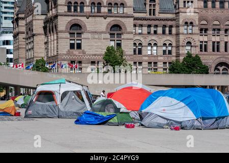 Toronto, Canada. 27 juin 2020. Vue générale du campement des sans-abri, Tent City, au Nathan Phillips Square, au centre-ville de Toronto. Les sans-abri qui refusent d'être dans un abri pour les sans-abri pour éviter la COVID-19 ont mis en place des camps partout dans la ville de Toronto. Dominic Chan/EXimages Banque D'Images