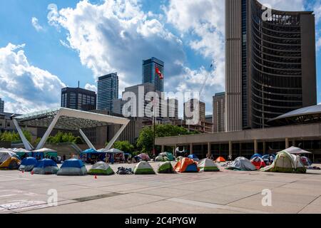 Toronto, Canada. 27 juin 2020. Vue générale du campement des sans-abri, Tent City, au Nathan Phillips Square, au centre-ville de Toronto. Les sans-abri qui refusent d'être dans un abri pour les sans-abri pour éviter la COVID-19 ont mis en place des camps partout dans la ville de Toronto. Dominic Chan/EXimages Banque D'Images