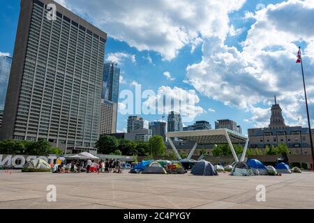 Toronto, Canada. 27 juin 2020. Vue générale du campement des sans-abri, Tent City, au Nathan Phillips Square, au centre-ville de Toronto. Les sans-abri qui refusent d'être dans un abri pour les sans-abri pour éviter la COVID-19 ont mis en place des camps partout dans la ville de Toronto. Dominic Chan/EXimages Banque D'Images