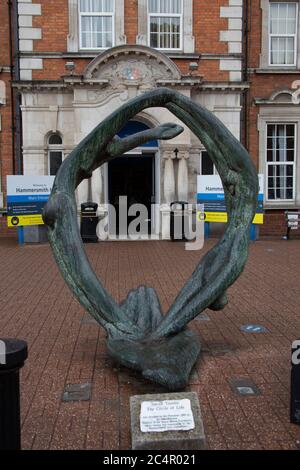 The Circle of Life by Sarah Tombs, une sculpture publique à l'entrée principale de l'hôpital Hammersmith, du Cane Road, Shepherd's Bush, Londres W12, Royaume-Uni Banque D'Images