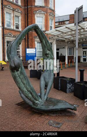 The Circle of Life by Sarah Tombs, une sculpture publique à l'entrée principale de l'hôpital Hammersmith, du Cane Road, Shepherd's Bush, Londres W12, Royaume-Uni Banque D'Images