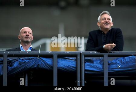 Alan Shearer, expert de la BBC, et Gary Lineker, présentateur, (à droite), regardent l'action lors du match final de la coupe FA qui se déroulera au parc St James' Park, à Newcastle. Banque D'Images