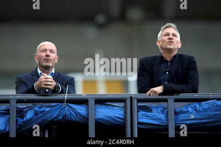 Alan Shearer, expert de la BBC, et Gary Lineker, présentateur, (à droite), regardent l'action lors du match final de la coupe FA qui se déroulera au parc St James' Park, à Newcastle. Banque D'Images