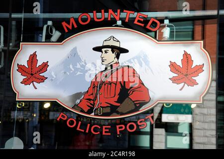 Une boutique de cadeaux/souvenirs de la police montée canadienne à Vancouver, Canada. Banque D'Images