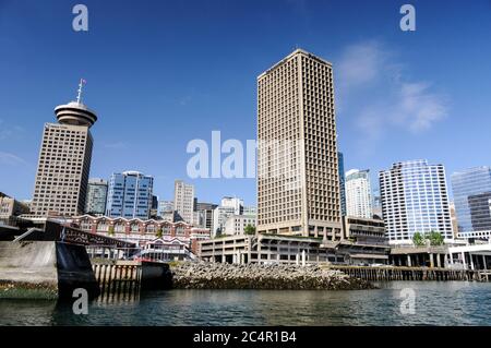 La tour Vancouver Lookout et la tour haute des éditeurs du Vancouver Sun et de la province à Vancouver, Canada Banque D'Images