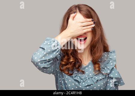 Ne cherchez pas ! Chemise à volants pour fille stupéfait couvrant les yeux, bouche ouverte dans la surprise, honte de choc d'événement incroyable, cache visage ignorant de regarder. Banque D'Images