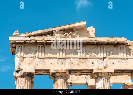 Le temple de Parthénon, Athènes, Grèce. C'est le point de repère d'Athènes. Détail de la façade avec ancien relief. Ruines grecques anciennes sur fond de ciel. Remia Banque D'Images