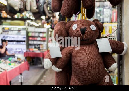 Faux M. Bean Teddy ours sur le marché de Kuala Lumpur, Malaisie. Banque D'Images