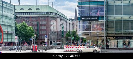 Hambourg, Allemagne. 27 juin 2020. Les magasins Galeria Kaufhof Karstadt (M.) et Karstadt Sports au début de la Mönckebergstrasse à Hambourg doivent tous deux être fermés dans le cadre d'un plan d'insolvabilité visant à préserver le groupe Galeria Kaufhof Karstadt. Credit: Markus Scholz/dpa/Alay Live News Banque D'Images
