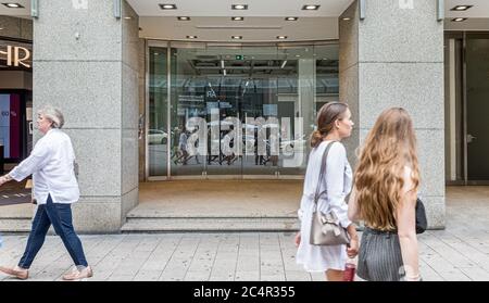 Hambourg, Allemagne. 27 juin 2020. Les passants passent devant un magasin vacant à Spitalerstrasse. Credit: Markus Scholz/dpa/Alay Live News Banque D'Images