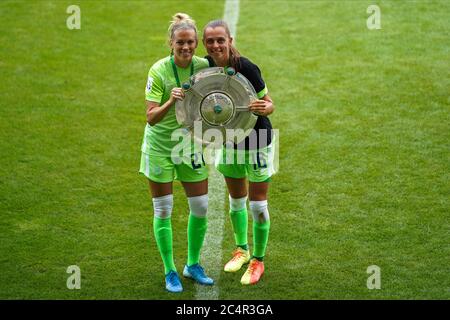 Lara Dickenmann et Noelle Maritz de VFL Wolsfburg posant avec le trophée lors du match de football Womens Bundesliga entre VfL Wolfsburg et Bayer 04 Leverkusen. Daniela Porcelli/SPP Banque D'Images