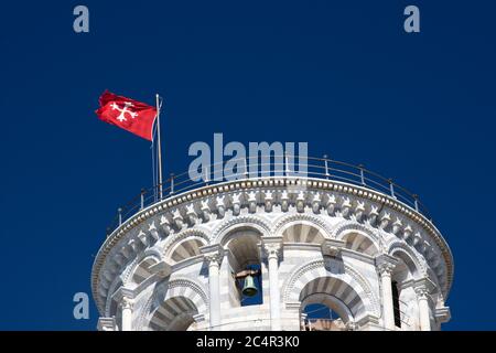 Le drapeau de Pise secouant au sommet de la Tour de Pise, campanile ou clocher pour la cathédrale de Pise et site du patrimoine mondial de l'UNESCO, Pis Banque D'Images