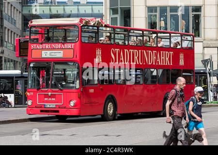 Hambourg, Allemagne. 27 juin 2020. Un bus rouge à impériale de la ligne A de la visite de Hambourg se trouve à un arrêt de bus à Rathausmarkt. Credit: Markus Scholz/dpa/Alay Live News Banque D'Images
