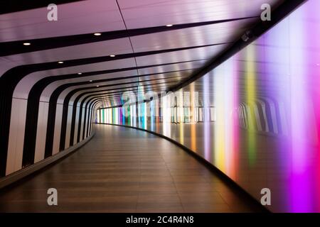 Intérieur du tunnel lumineux piétonnier coloré éclairé de métro de One Pancras Square à la station de métro King's Cross St Pancras à Londres, Royaume-Uni Banque D'Images