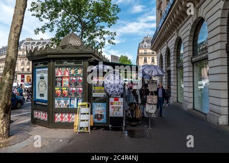 Les kiosques de journaux emblématiques de Paris, boulevard des Capucines. Banque D'Images