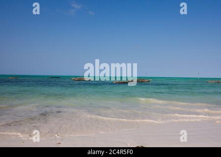 Des huws traditionnels naviguent sur l'océan Indien à Jambiani, Zanzibar, en Tanzanie Banque D'Images