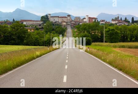 La route menant à Colloredo di Monte Albano, parmi les collines de la région du Frioul, en Italie Banque D'Images