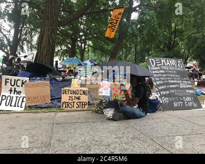 New York, États-Unis. 27 juin 2020. New York, NY - 27 juin 2020 : des manifestants se sont rassemblés devant l'hôtel de ville de New York lors de la manifestation à l'hôtel de ville d'Occupy pour exiger le financement de NYPD et de justice pour George Floyd dans le centre-ville de Manhattan. (Photo par Ryan Rahman/Pacific Press/Sipa USA) crédit: SIPA USA/Alay Live News Banque D'Images