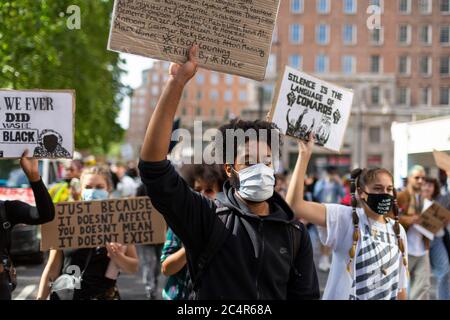 Des manifestants ont fait des signes lors d'une manifestation sur l'affaire Black Lives, Londres, 20 juin 2020 Banque D'Images