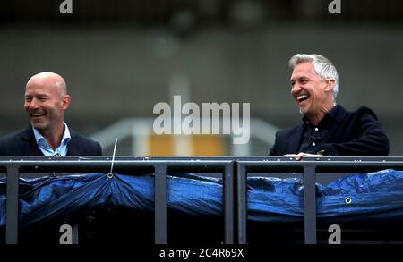 Alan Shearer, expert de la BBC, et Gary Lineker, présentateur, (à droite), rient en regardant l'action lors du match final de la coupe FA qui se déroulera à St James' Park, à Newcastle. Banque D'Images