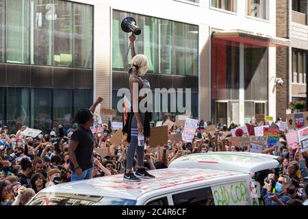 Une femme avec un mégaphone se tient sur le toit d'une fourgonnette lors d'une manifestation Black Lives Matter, Londres, 20 juin 2020 Banque D'Images