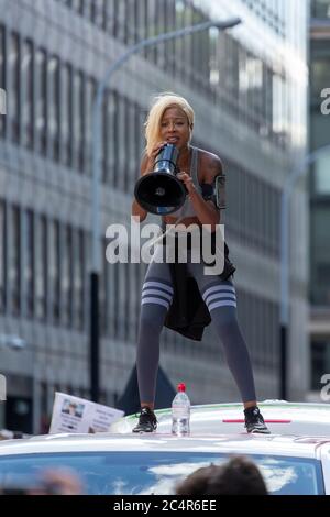 Une femme avec un mégaphone se tient sur le toit d'une fourgonnette lors d'une manifestation Black Lives Matter, Londres, 20 juin 2020 Banque D'Images