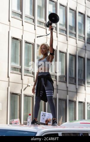 Une femme avec un mégaphone se tient sur le toit d'une fourgonnette lors d'une manifestation Black Lives Matter, Londres, 20 juin 2020 Banque D'Images
