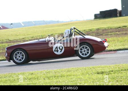 Des pilotes vintage aux tours SVRA du matin du milieu de l'Ohio. Banque D'Images