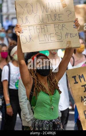 Une fille tient un panneau lors d'une démonstration de Black Lives Matter, Londres, 20 juin 2020 Banque D'Images