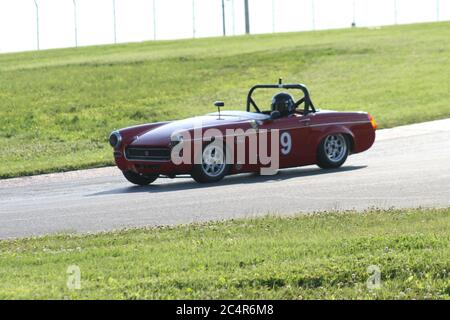 Des pilotes vintage aux tours SVRA du matin du milieu de l'Ohio. Banque D'Images