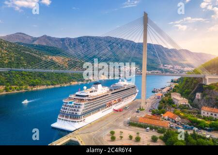 Vue aérienne du bateau de croisière sous le magnifique pont au coucher du soleil Banque D'Images