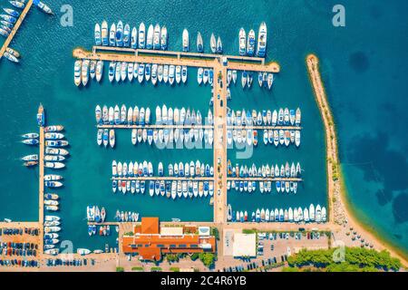 Vue aérienne de bateaux et yachts en port dans la vieille ville au coucher du soleil Banque D'Images