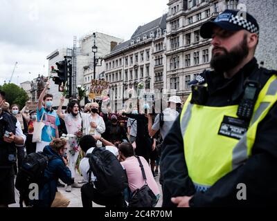 Londres, Royaume-Uni. 27 juin 2020. Une manifestation pacifique pour Black Trans Lives Matter a lieu dans le centre de Londres. Crédit: Yousef Al Nasser/ Alamy Live News Banque D'Images