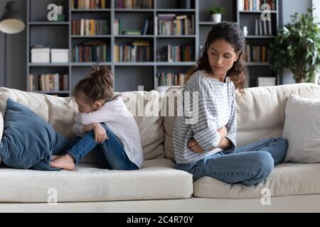 Mère malheureuse et petite fille têtue se ignorant l'une l'autre Banque D'Images