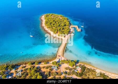 Vue aérienne de la petite île magnifique dans la baie de la mer à la journée ensoleillée Banque D'Images