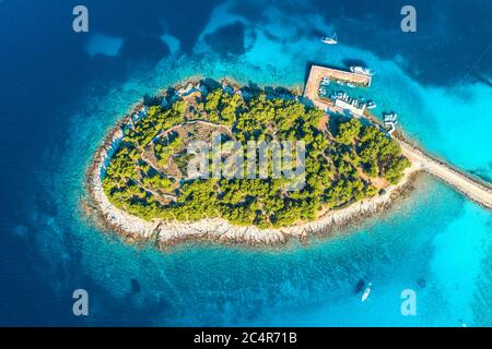 Vue aérienne de la petite île magnifique dans la baie de la mer à la journée ensoleillée Banque D'Images